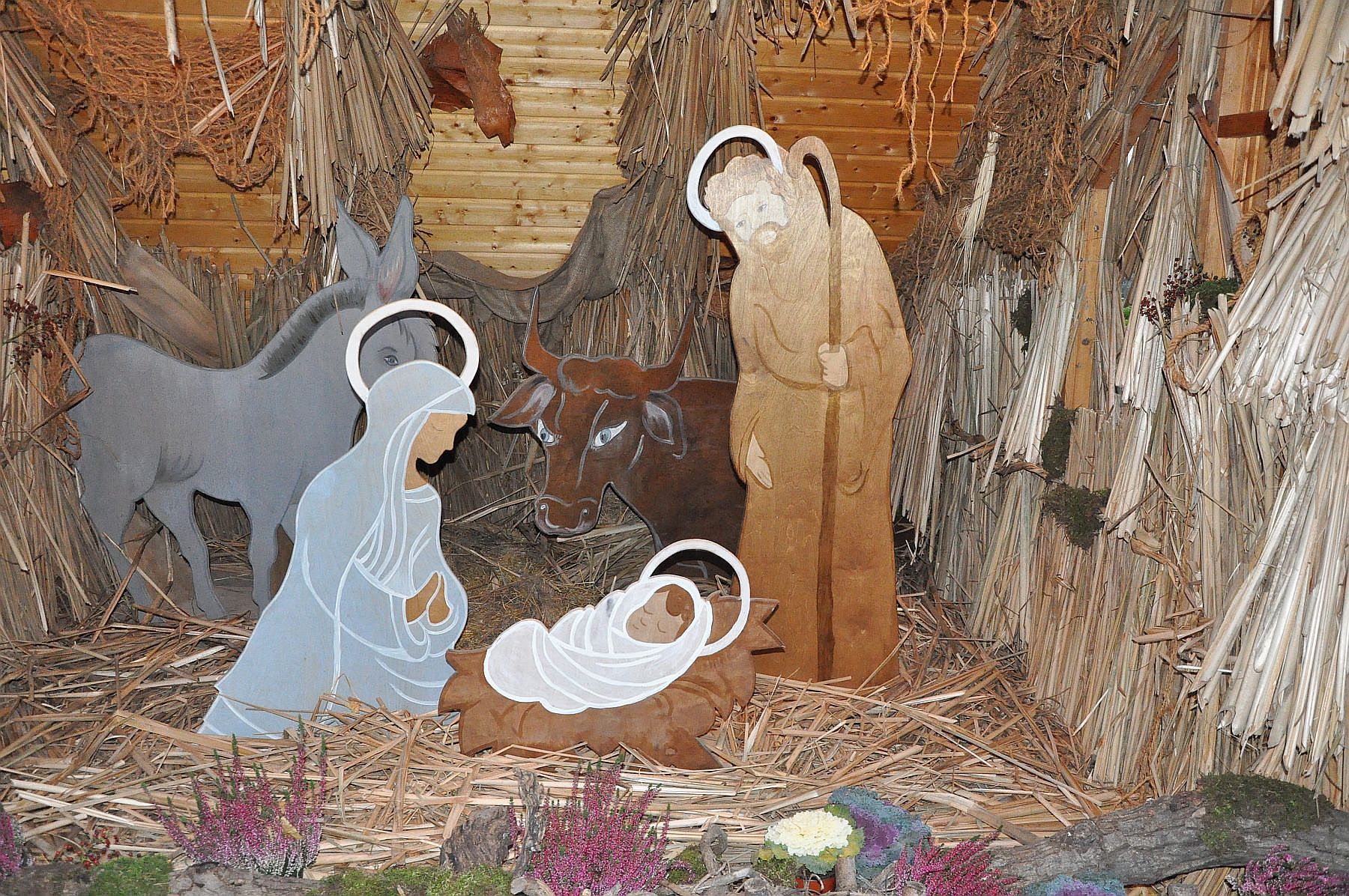 A harmadik adventi gyertya meggyújtása a Püspöki Palota udvarán